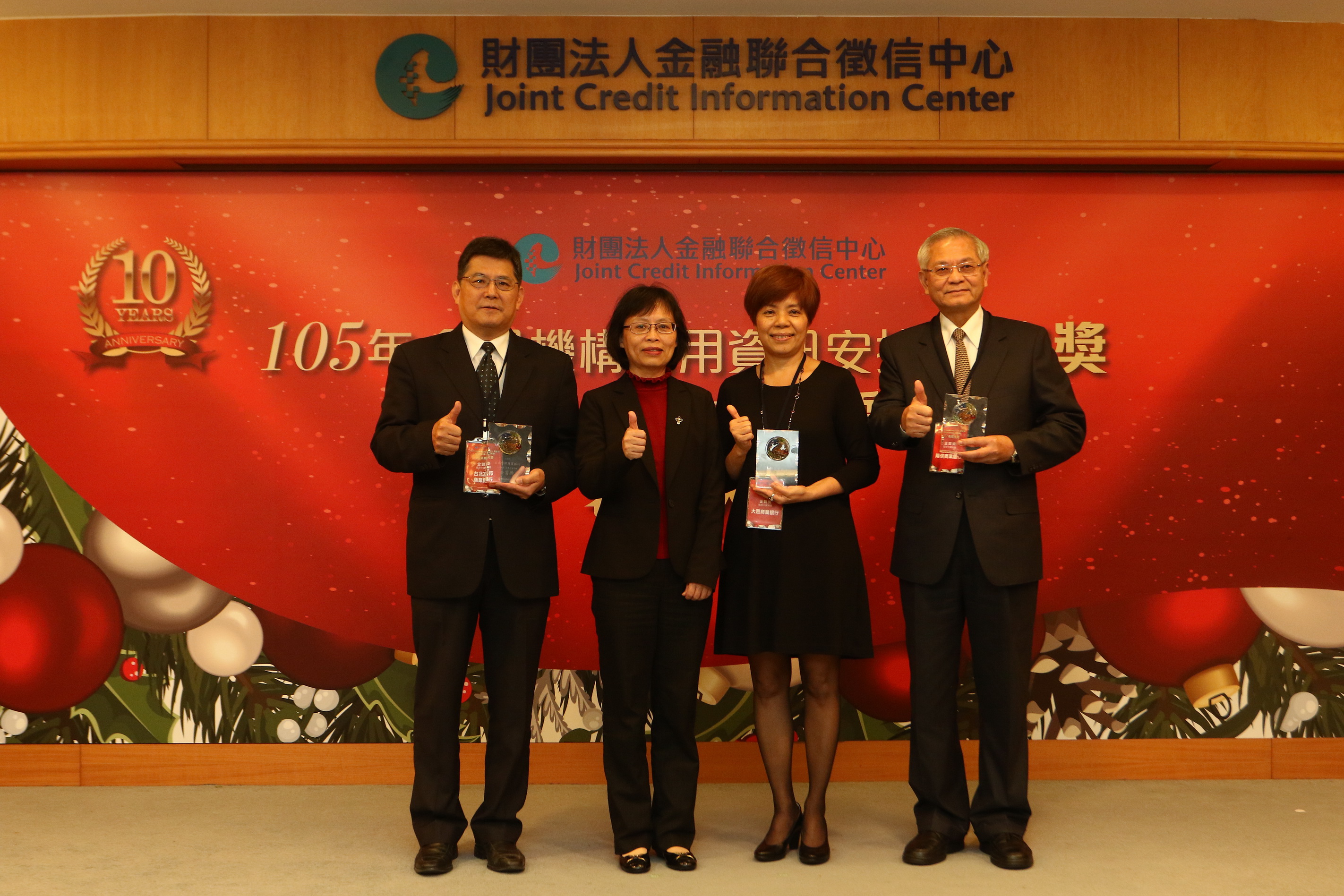 金管會銀行局王局長儷娟(左二)與3家金質獎(信用卡類)得獎機構代表合影