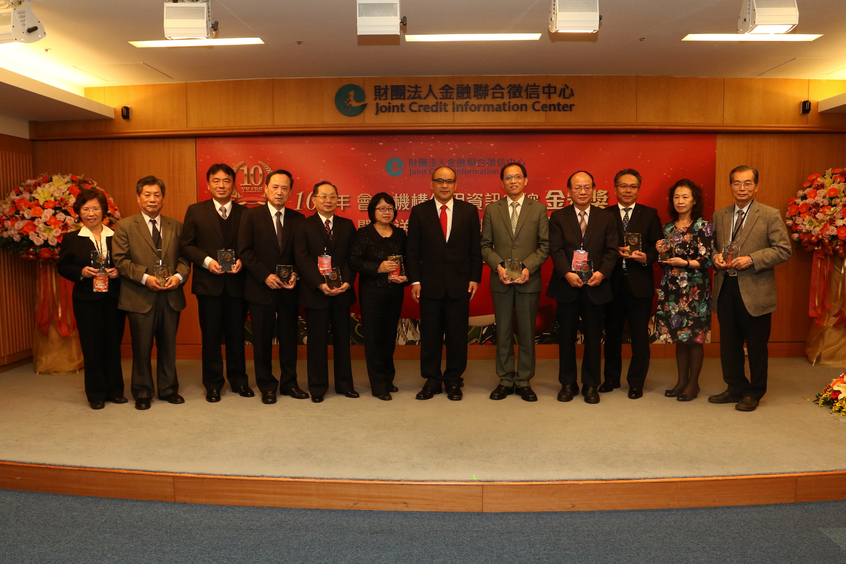 金管會鄭副主任委員貞茂(左七)與11家金質獎(授信資料類)得獎機構代表合影