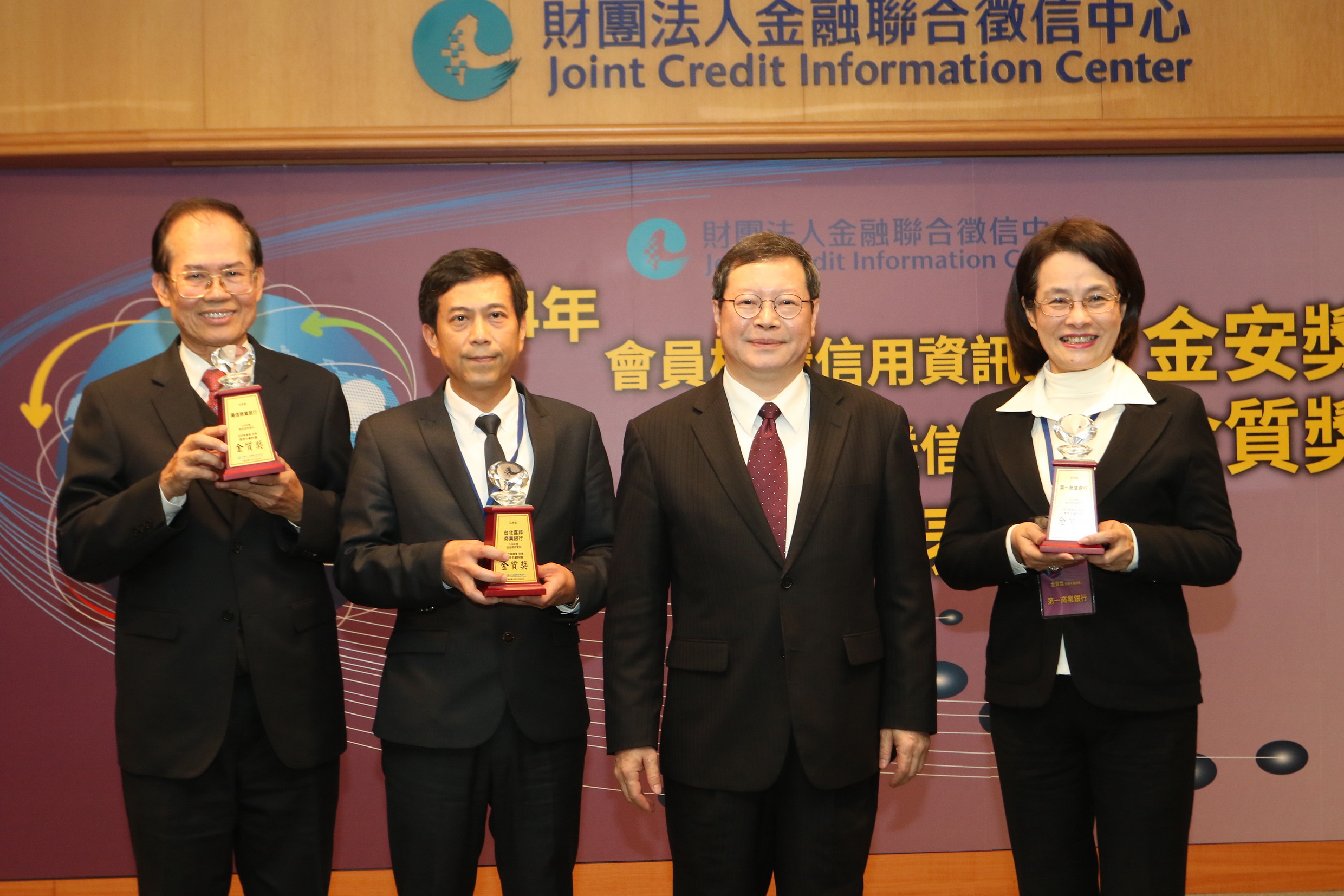 金管會銀行局詹局長庭禎(右二)與3家金質獎(信用卡類)得獎機構代表合影