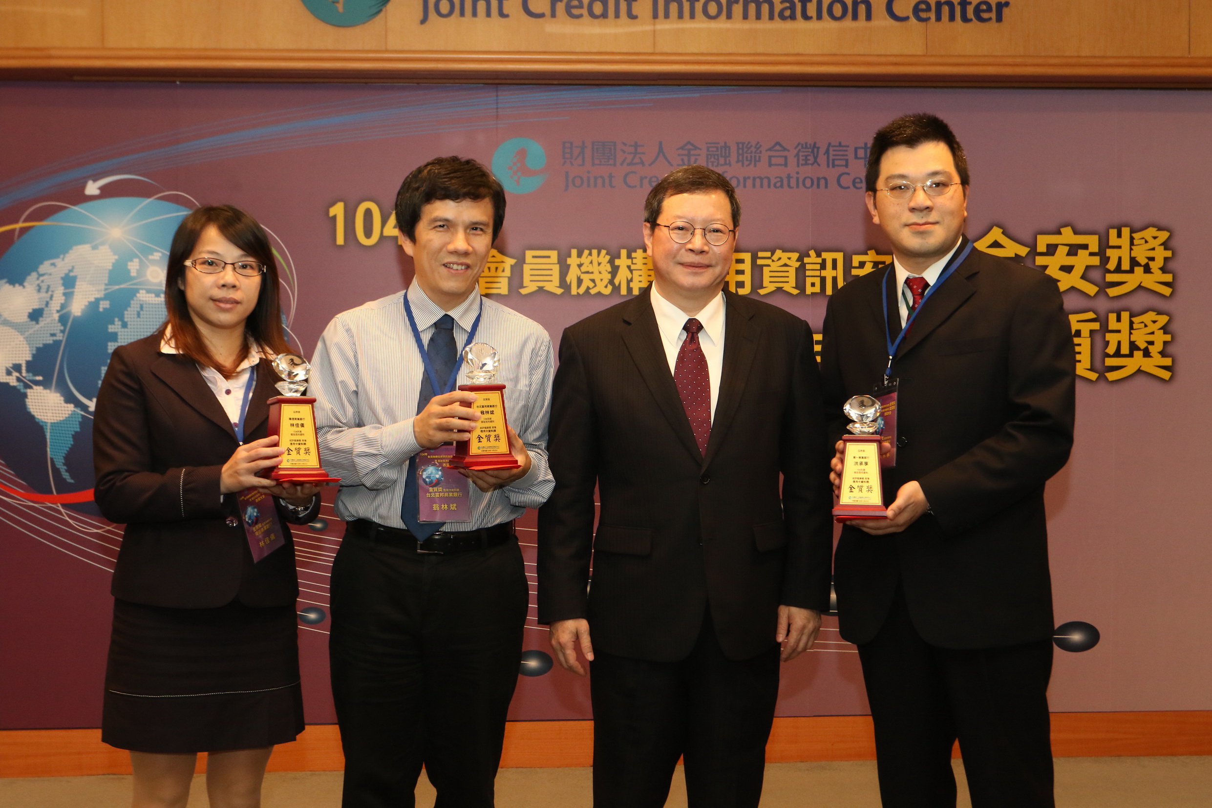 金管會銀行局詹局長庭禎(右二 )與3名金質獎(信用卡類) 得獎績優人員合影