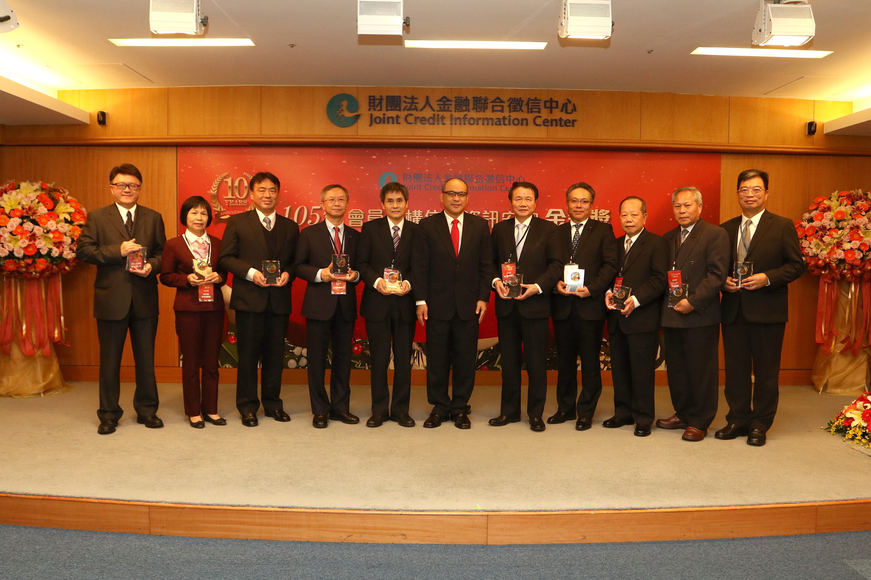 金管會鄭副主任委員貞茂(左六)與10家金安獎得獎機構代表合影