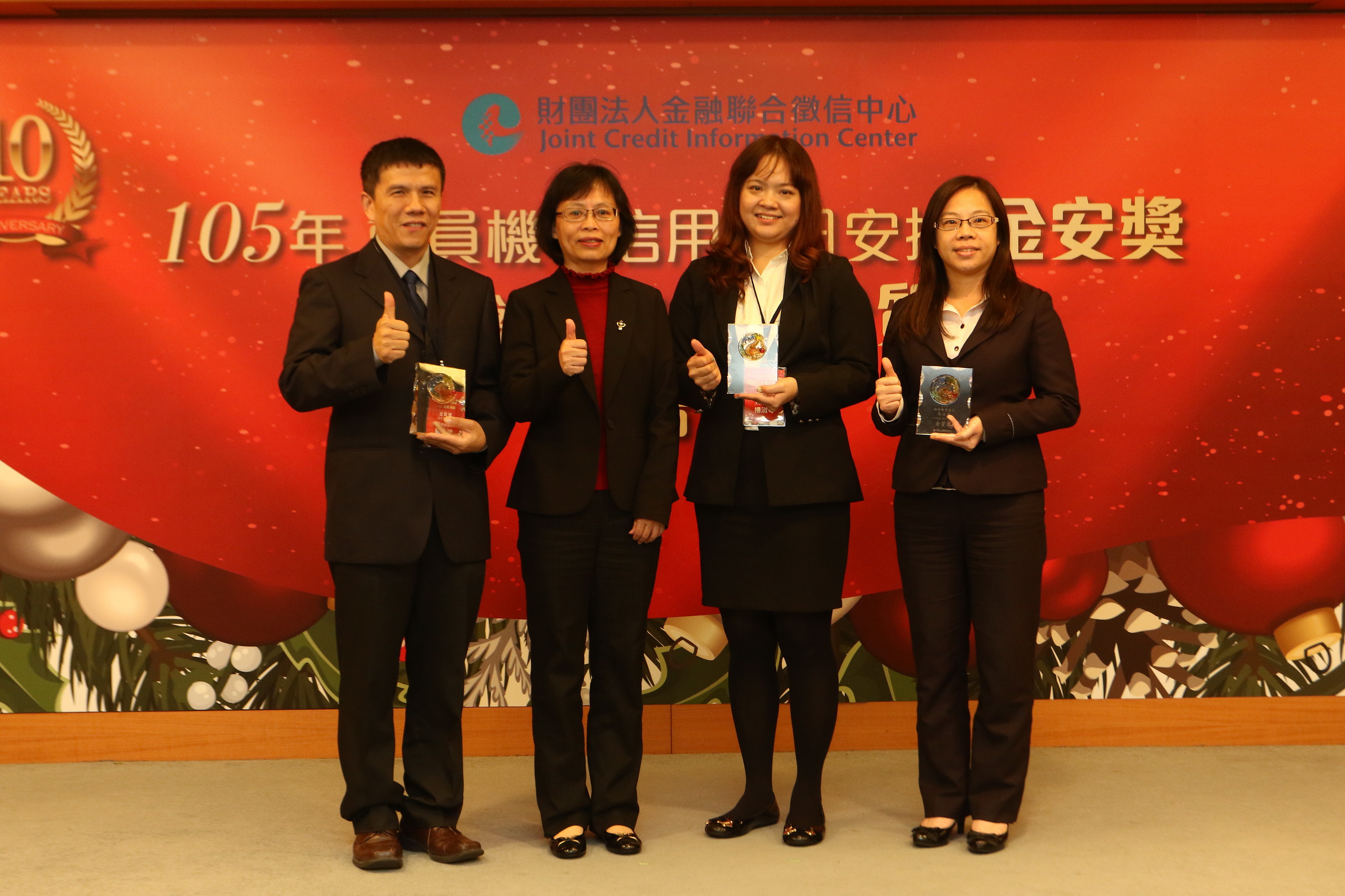 金管會銀行局王局長儷娟(左二)與3名金質獎(信用卡類)得獎績優人員合影